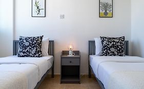 Chloris 3- Bedroom Apartment W/Pool In Larnaca